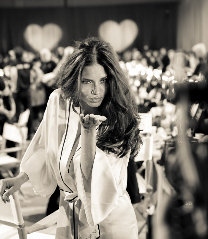 VS_adriana_lima_Bacskstage_Victorissecretfashionshow2012